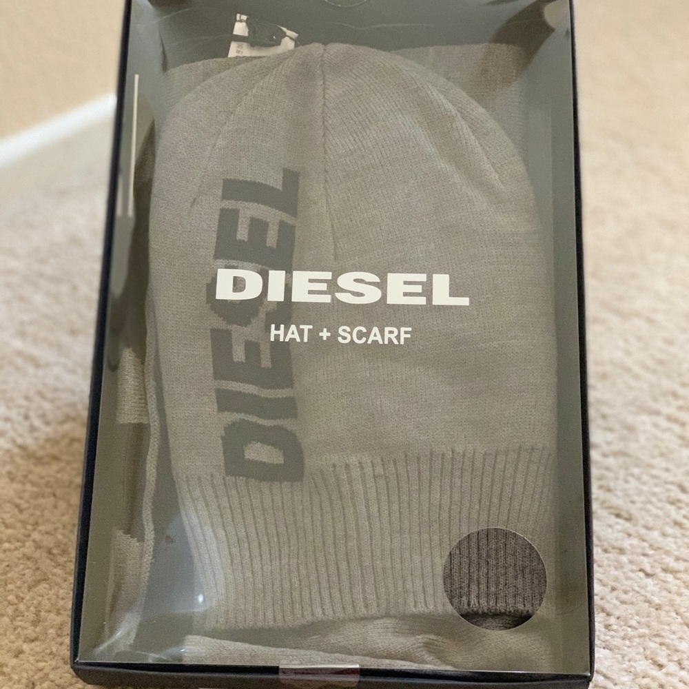DIESEL colorblock logo hat and scarf set